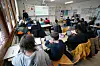 Mathe-Lehrer Tobias Weidenhöffer-Griese (hinten l.) leitet den digitalen Mathe-Unterricht in der Klasse 5f in der Lessing-Stadtteilschule in Hamburg-Wilstorf.