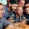 Fünf Männer schauen sich gemeinsam ein Mobile an.