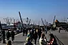 Spaziergänger genießen den Frühling an den Landungsbrücken. (Archivbild)