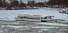 Auch die Alster in Hamburg friert immer weiter zu.