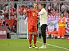 Neuer und Nagelsmann diskutieren am Spielfeldrand