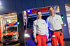 Anne und ihr Vater Jan vor dem Rettungswagen an der Feuerwache Altona
