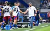 HSV-Trainer Steffen Baumgart bringt Silvan Hefti und Immanuel Pherai ins Spiel.