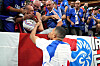 Kylian Mbappé erkundigt sich nach einem Fan.