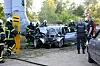 Polizei- und Feuerwehrkräfte am total zerstörten BMW. Die Insassen kamen verletzt ins Krankenhaus.