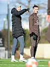 Fabian Hürzeler und Leart Paqarada im Training