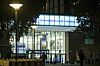 Beleuchteter Eingang des Universitätsklinikums Hamburg-Eppendorf (UKE) am Abend.
