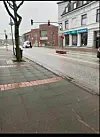 Der Sarg liegt mitten auf der Straße.