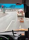 Der Sarg schleuderte aus den Leichenwagen und blieb mitten auf der Straße liegen.
