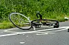 Ein Fahrrad liegt auf einer Straße