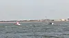Das Seenotrettungsboot „Otto Diersch“ schleppt die vor Norderney havarierte Segeljacht ab.