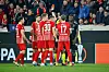 Abwehrspieler Manuel Gulde (2. v. l.) sah kurz vor der Halbzeit die Rote Karte.