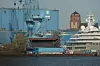 Blick auf das Gelände der Peene-Werft Wolgast. Bei einem Arbeitsunfall ist am Sonntag ein 40-Jähriger gestorben (Archivbild).