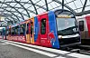 Eine bunte U-Bahn vom Typ DT5 steht im Bahnhof Elbbrücken. (Archivbild)