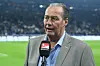 Huub Stevens an einem Mikrofon