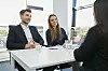 Symbolfoto eines Vorstellungsgesprächs: Zwei Mitarbeiter der Personalabteilung sitzten einer Bewerberin gegenüber.