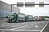 Lkw stehen vor dem Tesla-Werk in Grünheide