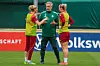 Bundestrainer Christian Wück diskutiert mit Laura Freigang (l.) und Lea Schüller.