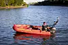 Ein Feuerwehrmann ist im Licht der Abendsonne mit einem Schlauchboot auf dem Mittellandkanal in Hannover-Vinnhorst unterwegs.
