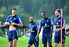 HSV-Profis lachen zusammen beim Training