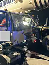 Nach einem Verkehrsunfall arbeiten Feuerwehrleute an der Rettung eines eingeklemmten Kranfahrers auf der A39.