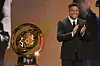 Ronaldo steht applaudierend neben der Klub-WM-Trophäe