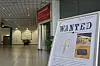 Suchplakate in einer Braunschweiger Uni-Mensa sollen auf den Diebstahl von rund 80 Designerstühlen aufmerksam machen.