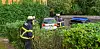Hamburg-Wandsbek: Feuerwehrmänner befreien den Autofahrer.