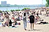 Bei Sonnenschein und warmen Temperaturen sind viel Ausflügler am Elbstrand unterwegs.