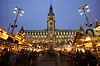 Besucher des Weihnachtsmarktes auf dem Rathausmarkt