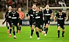 Louis Oppie, Abdoulie Ceesay, Lars Ritzka, Joel Chima Fujita, Hauke Wahl und Martijn Kaars laufen jubelnd über den Platz