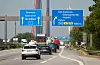 Autos fahren über die Norderelbbrücke