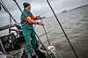 Lothar Buckow zieht einen Eimer mit trüben Elbwasser an Bord seiner „Elise“.