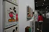 „Ich heize durch pupsen“ steht auf einem Kunstwerk an einem Stand.
