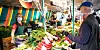 Noch pulsiert auf dem Wochenmarkt das Leben. Hier ist immer Zeit für einen Klönschnack, mit Nachbarn und Verkäufern.