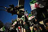 Menschen schwenken syrische Flaggen