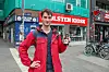 MOPO-Reporter Daniel Dörffler steht mit einer Astra-Knolle vor dem „Holsten Kiosk“.