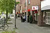 Kunden stehen vor der Tür einer Haspa-Filiale, die mit rot-weißem Absperrband gesperrt ist