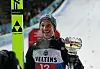 Felix Hoffmann lächelt mit Pokal
