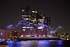 Beleuchtete Drohnen fliegen über der Elbe vor der Elbphilharmonie im Rahmen der Eröffnung des Musikfests Hamburg.