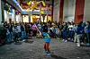 Ein junge mit einer Pinata