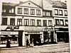 Historisches Foto eines Hauses mit Läden im Erdgeschoss