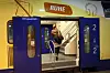 Eine Frau steigt in einen Metronom.