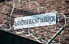 Stacheldraht sichert das Landgericht Lübeck.