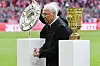 Franz Beckenbauer mit Meisterschale und DFB Pokal in der Allianz Arena
