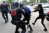Polizei mit Schlagstöcken