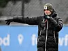 Fabian Hürzeler in Winterkleidung mit Trillerpfeife im Mund