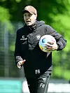 St. Pauli-Trainer Fabian Hürzeler macht auf dem Trainingsplatz eine Ansage