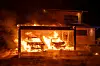 Die zwei Autos standen komplett in Flammen und wurden dadurch zerstört.