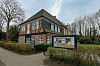 Stavenhagenhaus in Groß Borstel mit geschlossenem Café und Aushangkasten vor dem Gebäude.